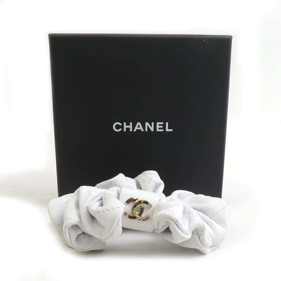 CHANEL（シャネル） シュシュ ヘアゴム レザー ホワイト : ブランド