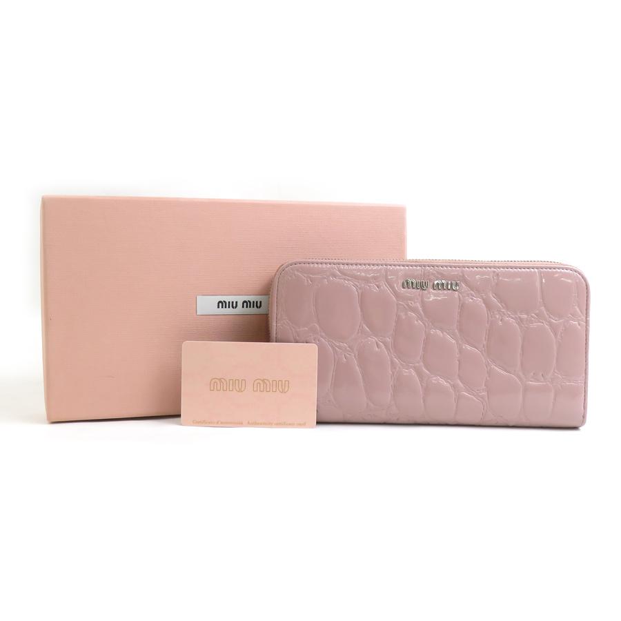miu miu（ミュウミュウ） ラウンドファスナー長財布 パテントレザー