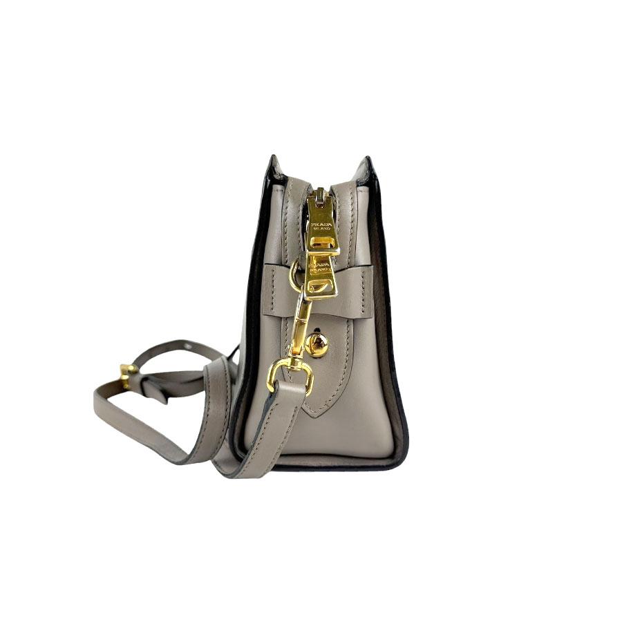 PRADA プラダ 斜め掛けショルダーバッグ レザー グレー
