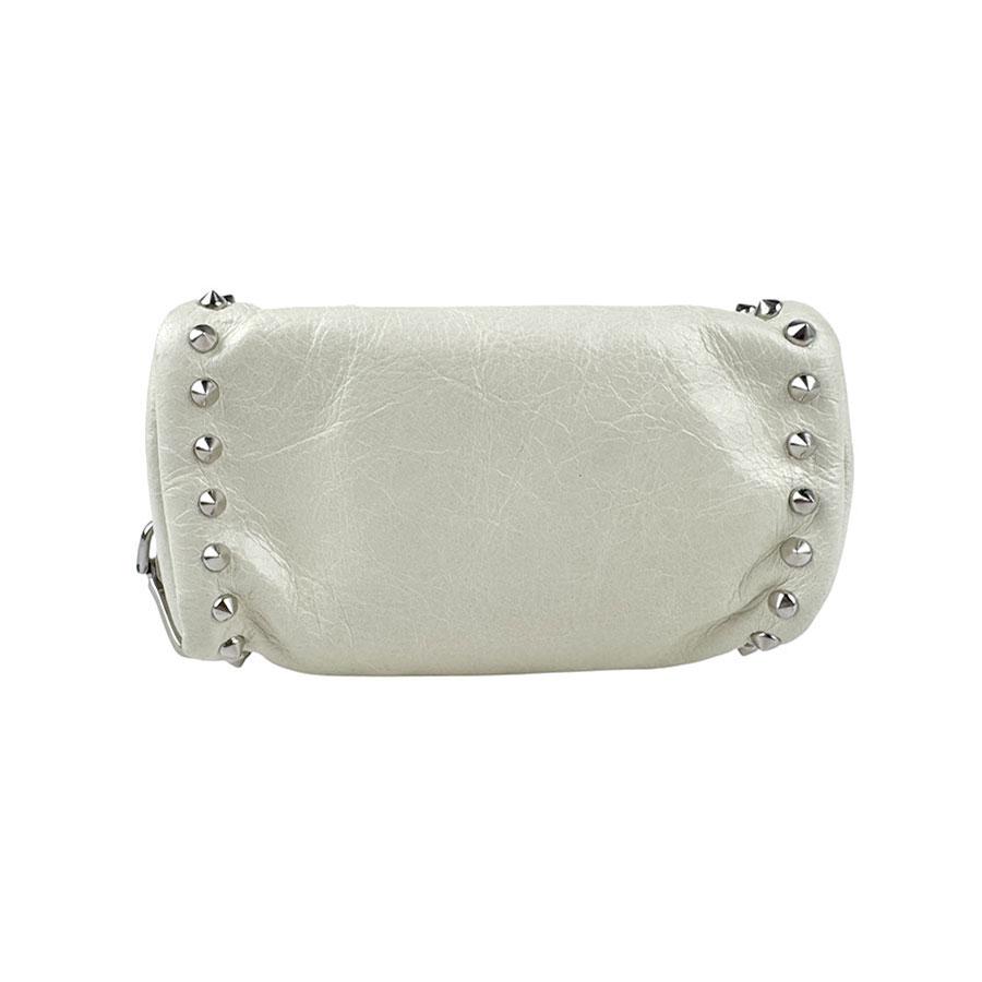 MIUホワイトレザーショルダーバッグ miu miu（ミュウミュウ） 斜め掛けショルダーバッグ レザー オフ
