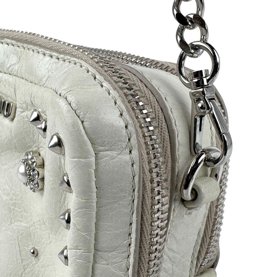 miu miu（ミュウミュウ） 斜め掛けショルダーバッグ レザー オフ