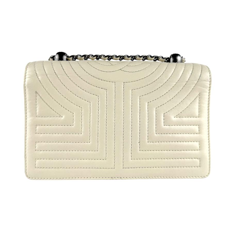 シャネル CHANEL ショルダーバッグ レザー アイボリー