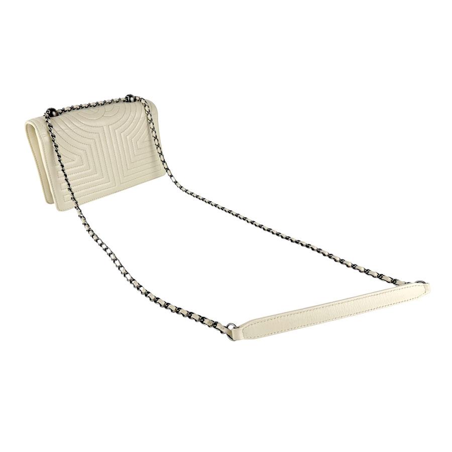 シャネル CHANEL ショルダーバッグ レザー アイボリー