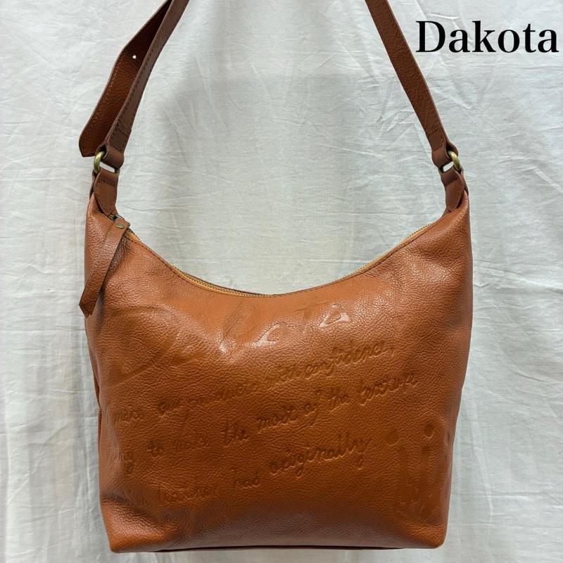 ダコタ シボ革 ロゴ型押し レザー 斜め掛け ショルダーバッグ