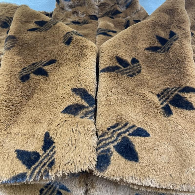 アディダスオリジナルス HI4657 モノグラム フェイクファー ジャケット