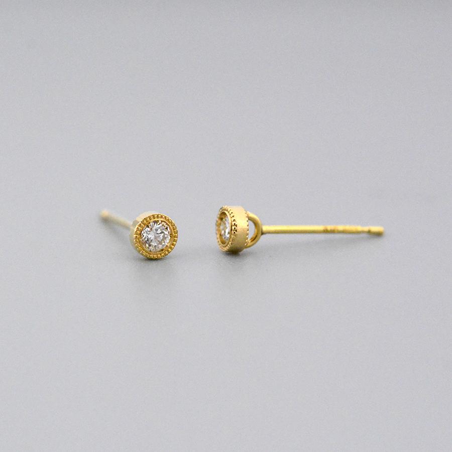 ミルグレインラウンドスタッドピアスダイヤモンド0.10ctK18ホワイト