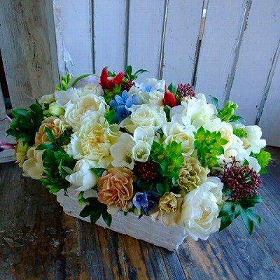 フラワーアレンジメントスクエアタイプ バスケットにぎゅーとお花を入れてナチュラルテイストでお贈りします