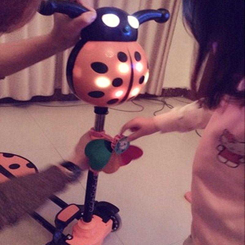 送料無料 キックボード 子供 4輪 光るホイール 音楽 キックスケーター 子供用 キックスクーター 左右独立 ブレーキ付 高さ調節 安全設計 かわいい |  | 23