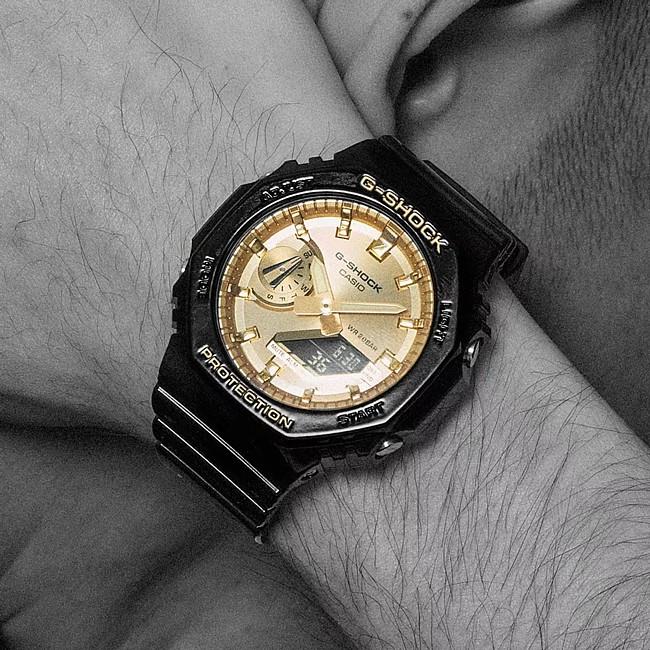 CASIO/G-SHOCK カシオ/Gショック カーボンコアガード構造 アナデジモデル メンズ腕時計 ブラック/ゴールド 海外モデル GA-2100GB-1Aの画像