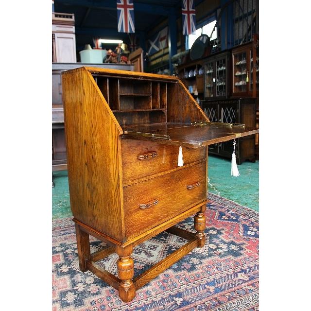 イギリスアンティーク　ライティングテーブル ウォルナット材のアンティーク英国家具、曲線の美しいライティング