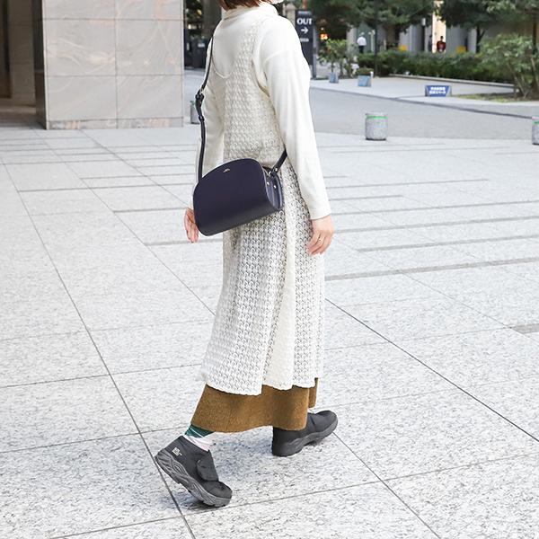 APC ブラック ショルダーバッグ A.P.C. アーペーセー バッグ ショルダーバッグ ハーフムーン