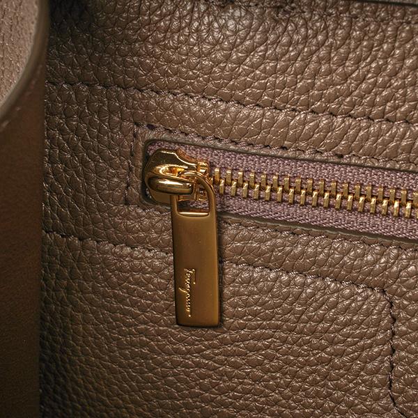 並行輸入 フェラガモ ハンドバッグ FERRAGAMO ガンチーニ 21F478 741018レディース グレー系 ベージュ | FERRAGAMO | 08