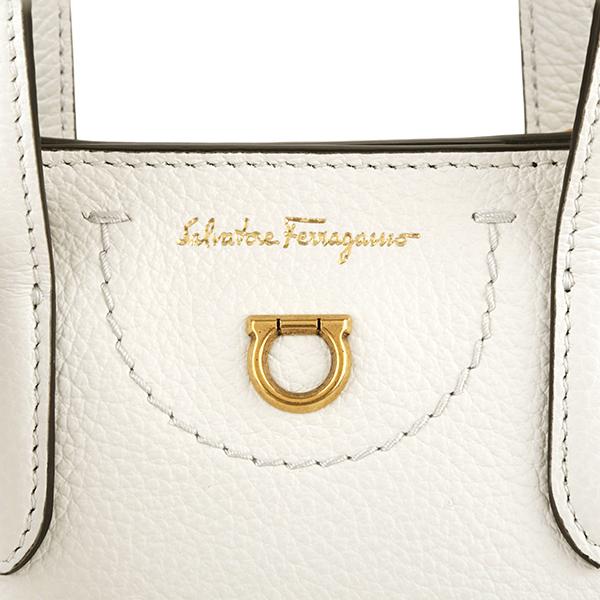 Salvatore Ferragamo ホワイトハンドバッグ　ガンチーニ Salvatore Ferragamo - サルヴァトーレフェラガモ Salvatore