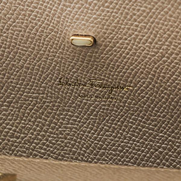 並行輸入 フェラガモ  クラッチ・セカンドバッグ ガンチーニ 22C941 0693560 グレージュ系 爆買 |  | 06