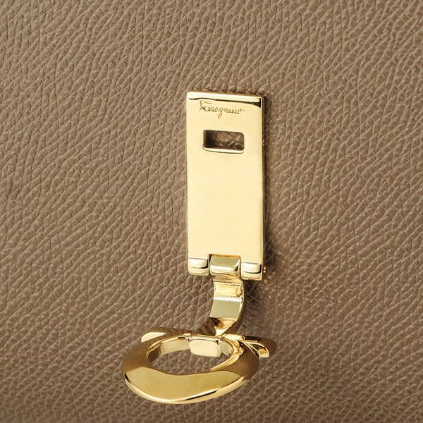 並行輸入 フェラガモ  クラッチ・セカンドバッグ ガンチーニ 22C941 0693560 グレージュ系 爆買 |  | 07