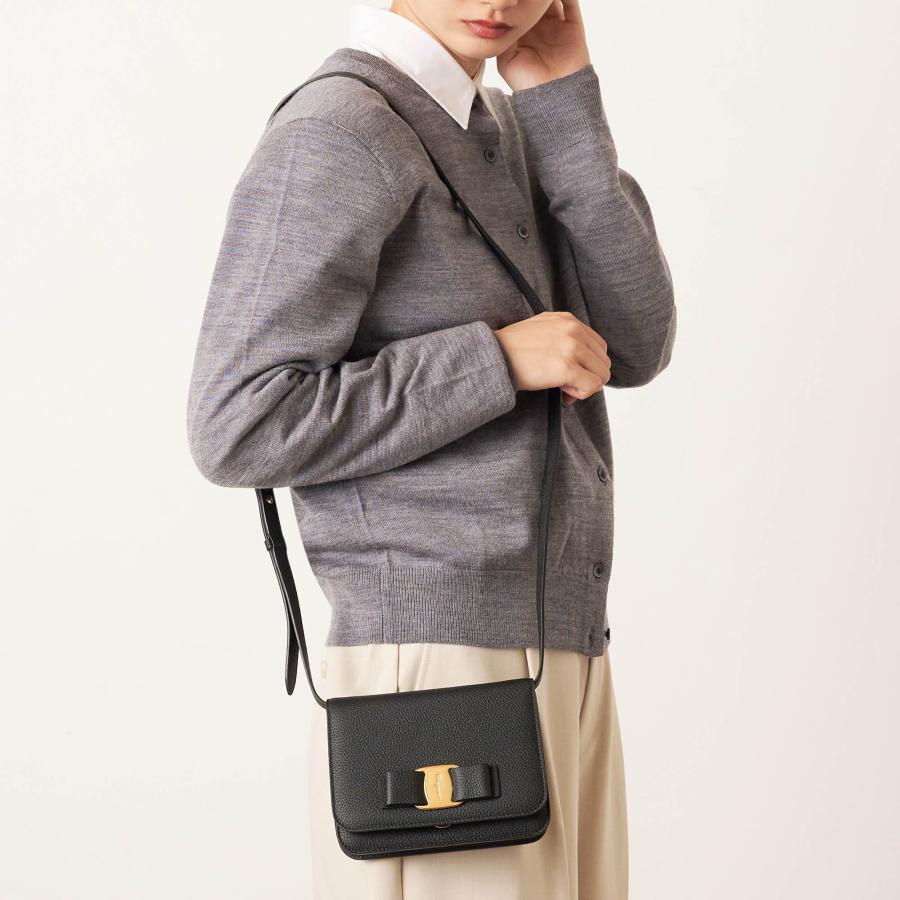 【美品】フェラガモ　ヴァラ　ショルダーバッグ　黒 FERRAGAMO 並行輸入 フェラガモ ショルダーバッグ ヴァラ 218374
