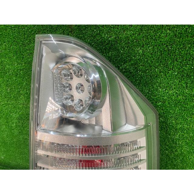 トヨタ ヴォクシー ZRR70W テールランプ 右 ライト 運転席側