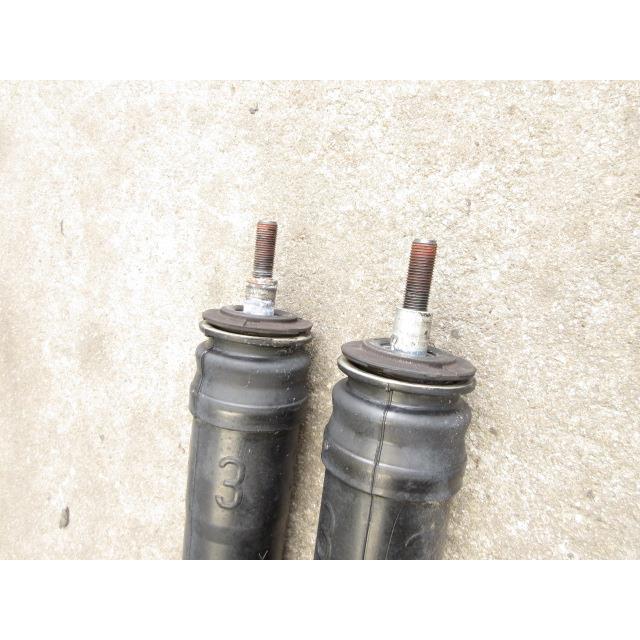 エスクァイア 30年 DAA-ZWR80G 左右後ショックアブソーバー 48531