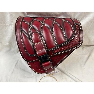 Lucky Custom Leather製 2.サドルバッグ レッド スカル 汎用品 : 部品