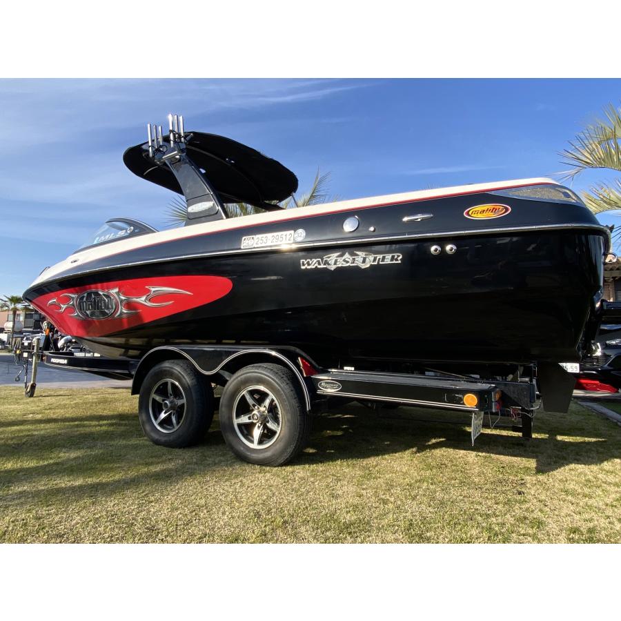 プレジャーボート Malibu 23 XTi 整備済み 波 状態 ラウンジシートタイプ Indmarエンジン 340馬力 センターエンジン