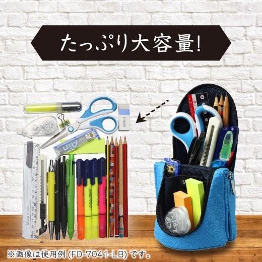 開くと背面に内蔵された磁石で吸着し、スマートにスタンドします