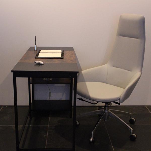 チェア 法人様限定 デザイナーズチェア  クイーン 重役椅子 イス オフィスチェア キャスター付 選べる２色   n 肘付き