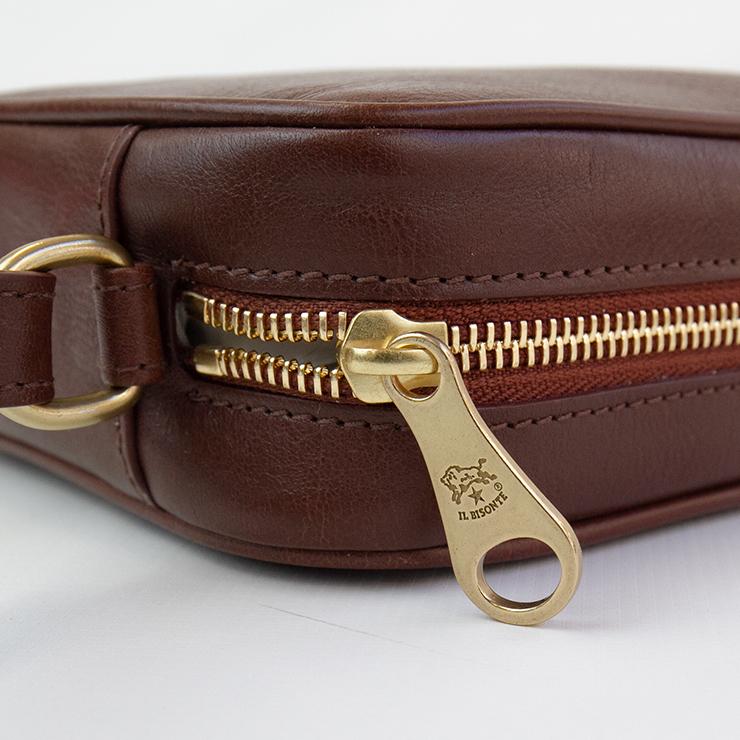 現行モデル IL BISONTE イルビゾンテ ショルダーバッグ レザー イルビゾンテ IL BISONTE レザースクエアショルダーバッグ bcr327