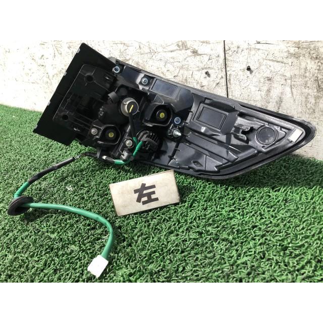 カローラツーリング 6AA-ZWE211W 左尻っ方照明ランプ 12-637 81561-12D70 【即納】 付け出し相応う