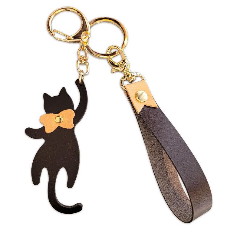 飛ぶ 猫キーホルダー 本革 バッグチャーム 牛革 ハンドメード 手作り