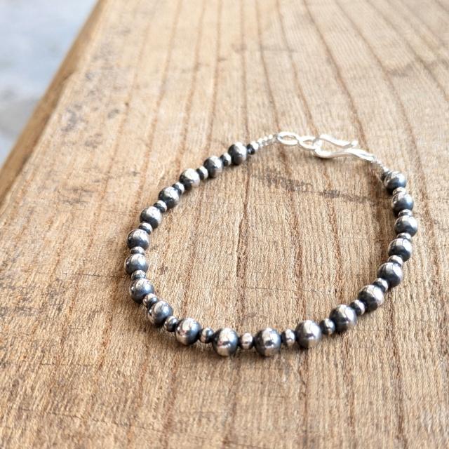 Ericka Nicolas Begay ナバホパールMIXブレスレット Navajo Pearl Bracelet / 5mm×3mm 17cm　（Oxidized） | ERICKA NICOLAS BEGAY | 01