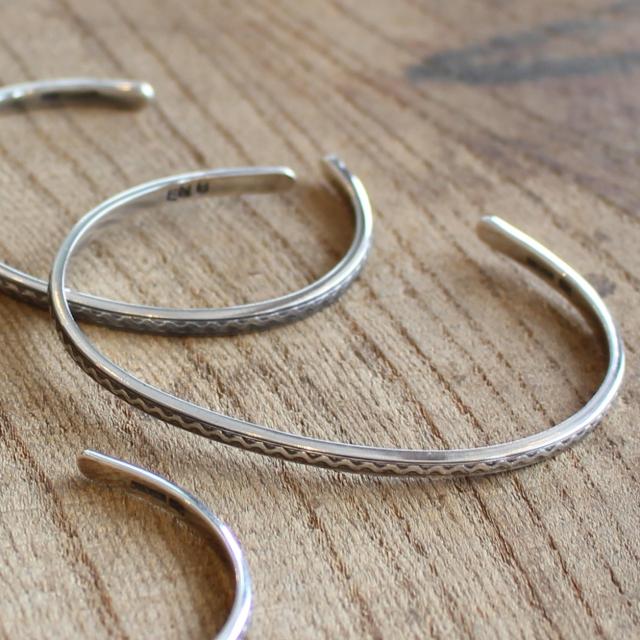 ERICKA NICOLAS BEGAY（エリッカ ニコラス ビゲイ） シルバーバングル