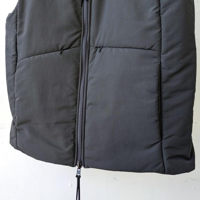 melple リバーシブル中綿ノーカラーベスト Ventura Vest　（Charcoal × Burgundy） | melple | 02