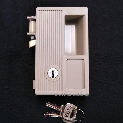 古い特大の錠前と鍵と思われますが果たして？ 錠前】東洋事務器（TOYO） ロッカー錠 NDS94-TNG 名札枠付き 錠前