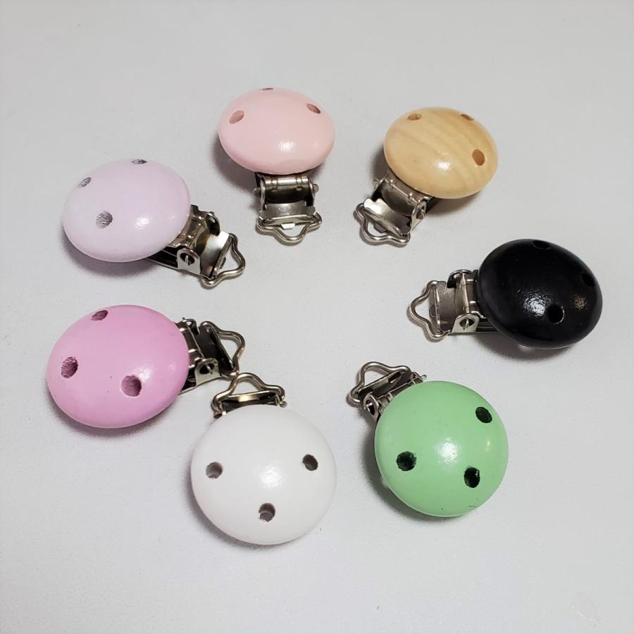 丸い木製の土台に金属製クリップがネジで取り付けてあるクリップフック 