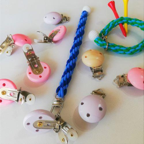 丸い木製の土台に金属製クリップがネジで取り付けてあるクリップフック 