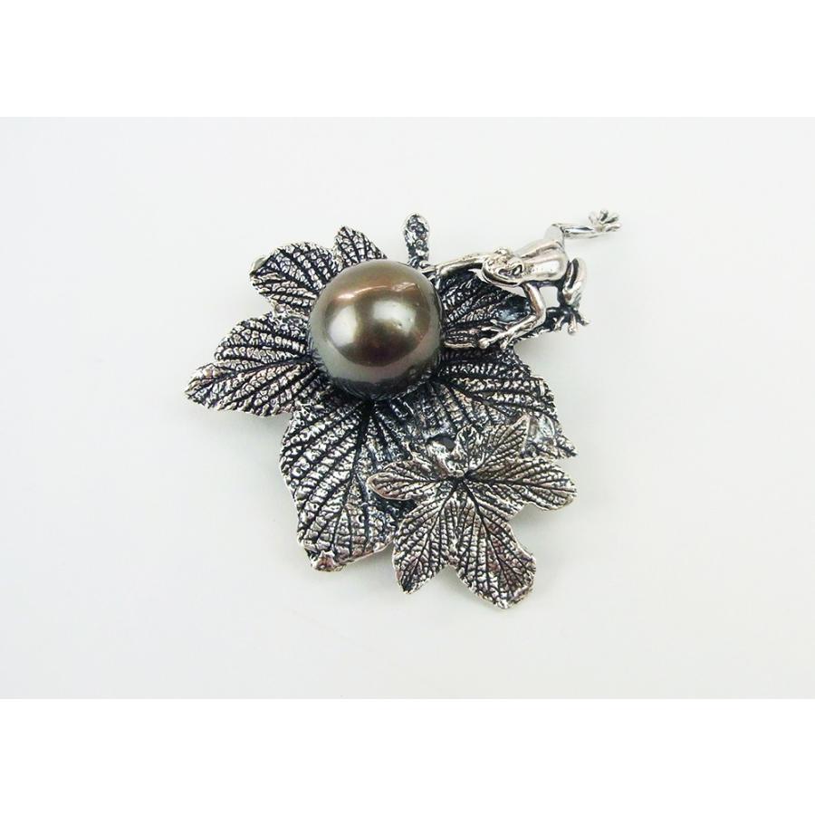 創作工房KENZOのネックレスとブローチ