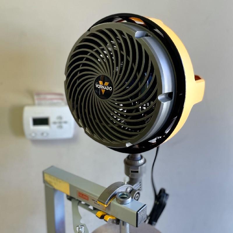エアサーキュレーター ファン 扇風機 ヘビーデューティー 直径19cm 三脚 クリップ 防塵 高耐久 ボルネード 作業現場 Vornado EXO5 : カリフォルニアキッチンマーケット - 通販 - Yahoo!ショッピング エアサーキュレーター ファン 扇風機 ヘビーデューティー 直径19cm 三脚 クリップ 防塵 高耐久 ボルネード 作業現場 Vornado EXO5 : カリフォルニアキッチンマーケット - 通販 - Yahoo!ショッピング