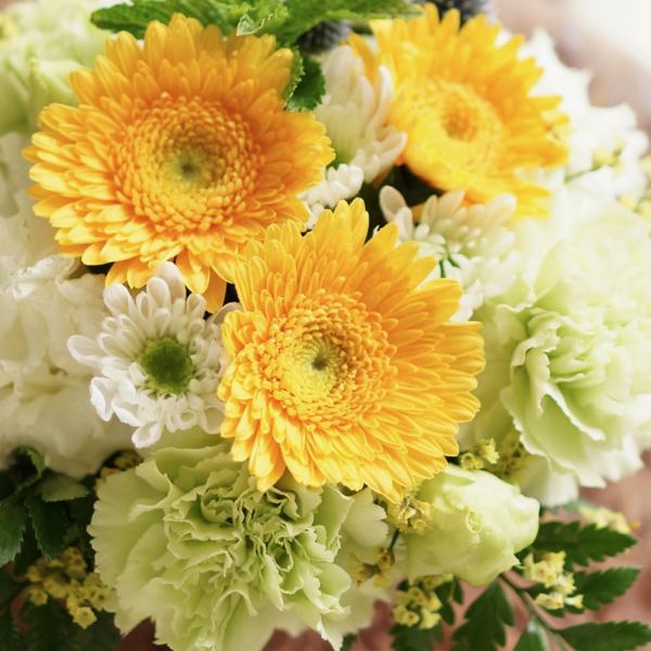 フラワーアレンジメント 花束 プレゼント おしゃれ 誕生日 生花 季節のおまかせアレンジメント