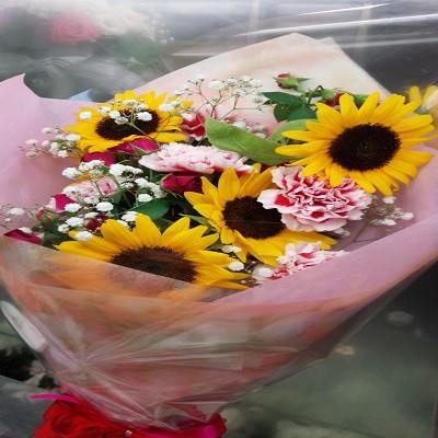 夏の花、ひまわりと可愛らしい赤・白の混ざりあったカーネーションの花束！ | 