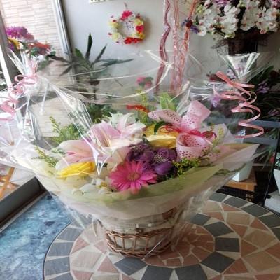 ユリ、ガーベラなどのミックスした、スタッフお任せのフラワーアレンジを贈り物に |  | 01