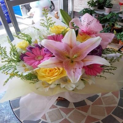 ユリ、ガーベラなどのミックスした、スタッフお任せのフラワーアレンジを贈り物に |  | 02