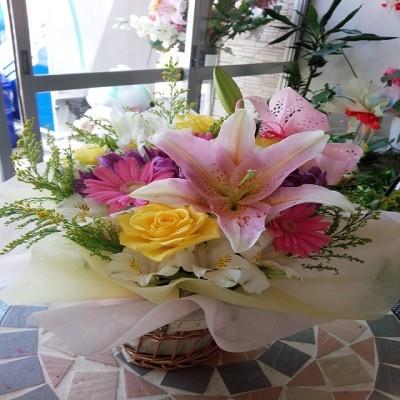 ユリ、ガーベラなどのミックスした、スタッフお任せのフラワーアレンジを贈り物に |  | 03