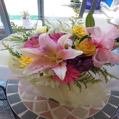 ユリ、ガーベラなどのミックスした、スタッフお任せのフラワーアレンジを贈り物に |  | 04