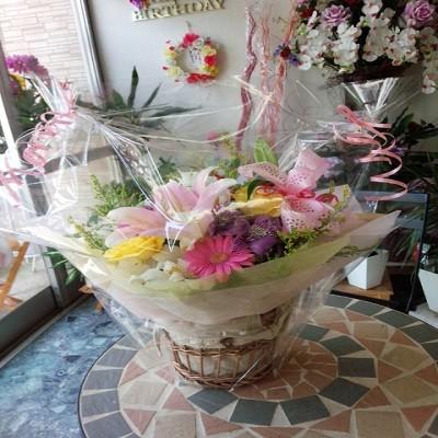 ユリ、ガーベラなどのミックスした、スタッフお任せのフラワーアレンジを贈り物に |  | 05