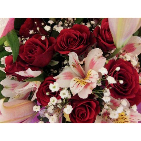 赤いバラメインとピンクのゆり、アルストロメリアの豪華な花束にメッセージを添えて贈り物に！ |  | 02