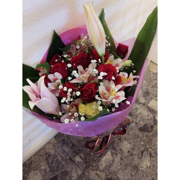 赤いバラメインとピンクのゆり、アルストロメリアの豪華な花束にメッセージを添えて贈り物に！ |  | 03