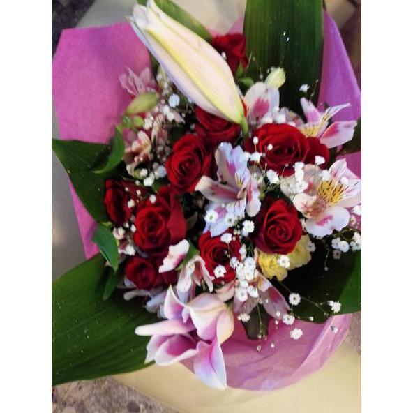 赤いバラメインとピンクのゆり、アルストロメリアの豪華な花束にメッセージを添えて贈り物に！ |  | 04