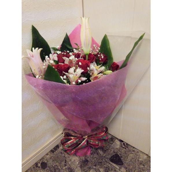 赤いバラメインとピンクのゆり、アルストロメリアの豪華な花束にメッセージを添えて贈り物に！ |  | 05