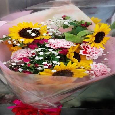 夏の花、ひまわりと可愛らしい赤・白の混ざりあったカーネーションの花束！ |  | 01