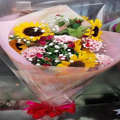 夏の花、ひまわりと可愛らしい赤・白の混ざりあったカーネーションの花束！ |  | 02